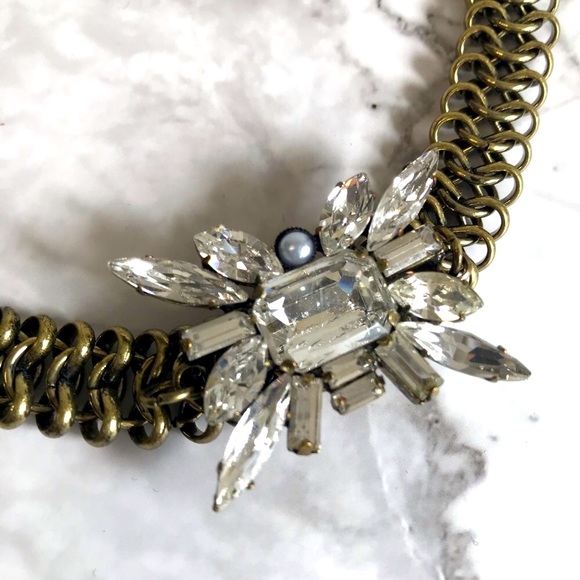 Metal Chain Link Statement Necklace w/Bold Crystal Centrepiece - Picture 4 of 6